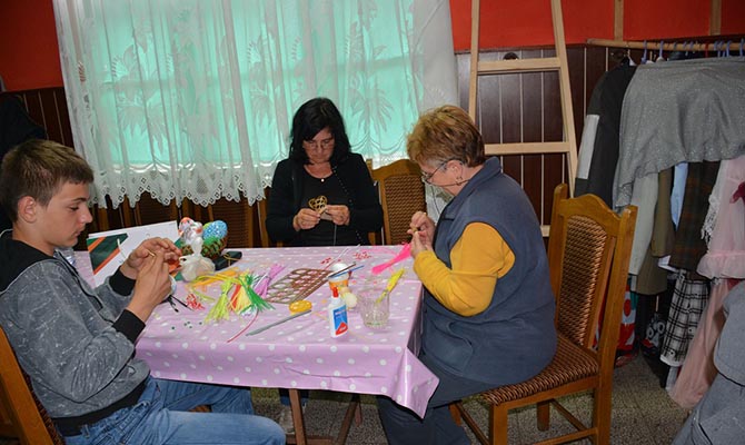 Tojásfestési műhelymunkát tartottak a Hagyományápolók Klubjában